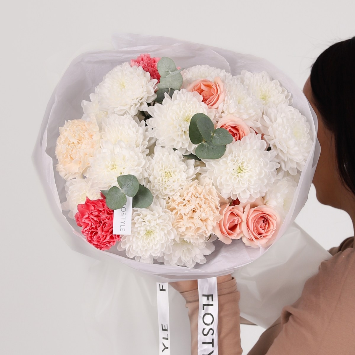 Сборный букет с хризантемой 